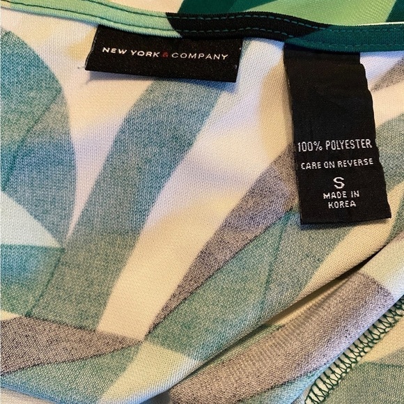 NEW York and company wrap dress size medium. - Picture 9 of 10